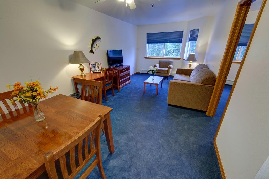 Frontier Suites Hotel In ジュノー エクステリア 写真
